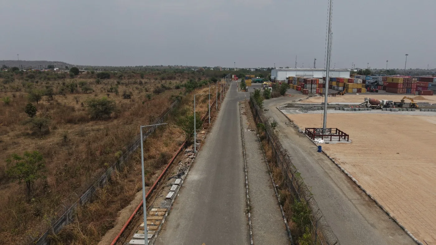 Paved approach road with yard lighting at the Nagpur ICD